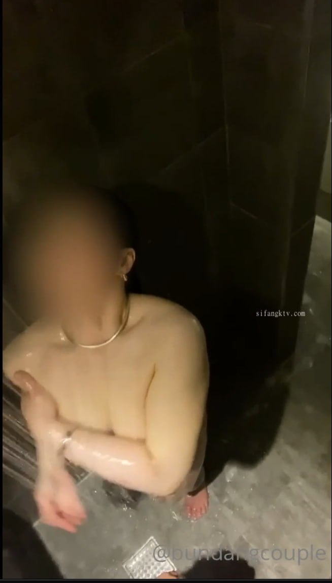 MRSS-144-C 酔っ払って帰ってきた妻が間違って隣人のゴミ部屋へ入ってしまい、僕と勘違いして中年オヤジに発